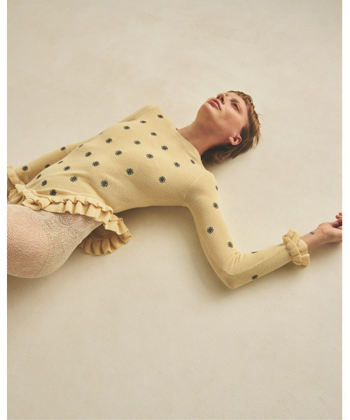 muller of yoshiokubo(ミュラーオブヨシオクボ)の「muller of yoshiokubo ミュラーオブヨシオクボ / CREST EMBROIDERY FRILLED TOP クレストエンブロイダリーフリルトップス / MLF25805(ニット/セーター・レディース・アイボリー・36/38)」の1枚目の写真