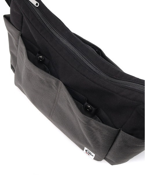 CHUMS(チャムス)の「【CHUMS/チャムス】 Preppy Shoulder Bag Sweat Nylon(ショルダーバッグ・メンズ・その他1/その他4/その他3/その他2・FREE)」の11枚目の写真