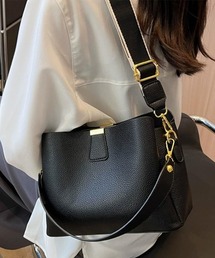 毎日使える、上品フェイクレザーの2WAYバッグ。春夏の装いに馴染む軽やかさで、オフィスカジュアルからフォーマル・ビジネスまで活躍する万能バッグ