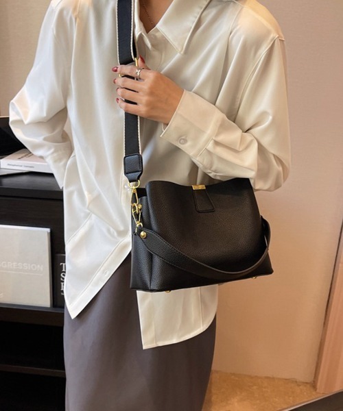 maison de LATIR(メゾンドラティール)の「毎日使える、上品フェイクレザーの2WAYバッグ。春夏の装いに馴染む軽やかさで、オフィスカジュアルからフォーマル・ビジネスまで活躍する万能バッグ(ショルダーバッグ・レディース・ブラック/ホワイト・FREE)」の5枚目の写真