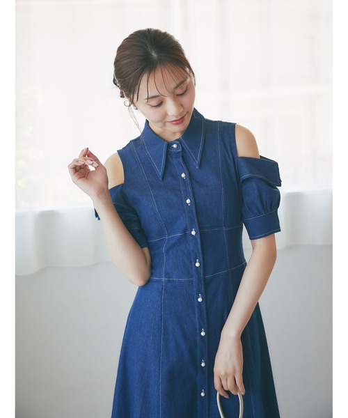 tocco closet(トッコ クローゼット)の「ステッチ入りオープンショルダーバックレースアップデニムシャツワンピース(ワンピース・レディース・インディゴブルー/ブラック・M)」の1枚目の写真