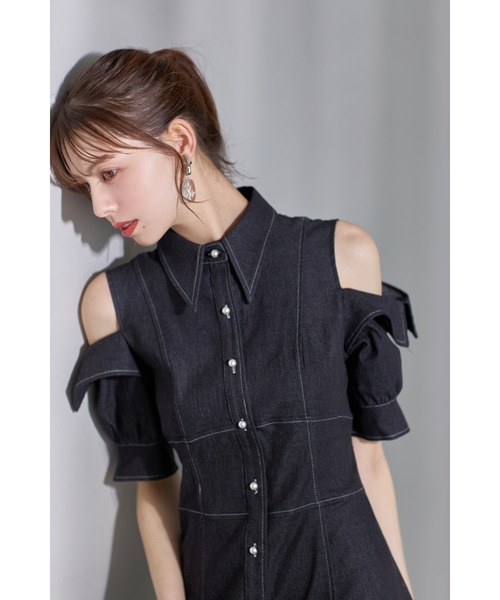 tocco closet(トッコ クローゼット)の「ステッチ入りオープンショルダーバックレースアップデニムシャツワンピース(ワンピース・レディース・インディゴブルー/ブラック・M)」の4枚目の写真