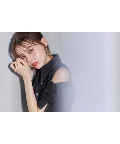 tocco closet(トッコ クローゼット)の「ステッチ入りオープンショルダーバックレースアップデニムシャツワンピース(ワンピース・レディース・インディゴブルー/ブラック・M)」の5枚目の写真