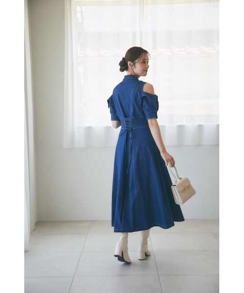 tocco closet(トッコ クローゼット)の「ステッチ入りオープンショルダーバックレースアップデニムシャツワンピース(ワンピース・レディース・インディゴブルー/ブラック・M)」の7枚目の写真