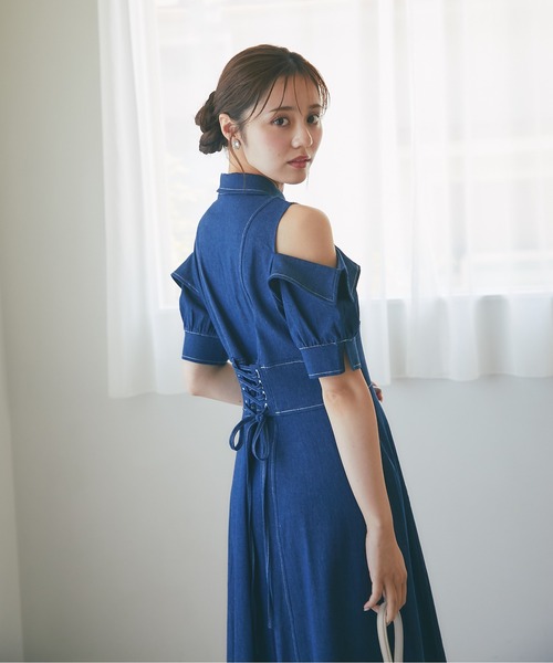 tocco closet(トッコ クローゼット)の「ステッチ入りオープンショルダーバックレースアップデニムシャツワンピース(ワンピース・レディース・インディゴブルー/ブラック・M)」の8枚目の写真