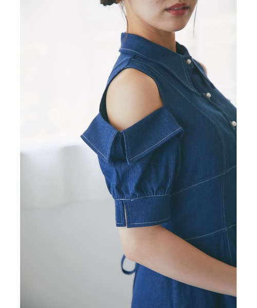 tocco closet(トッコ クローゼット)の「ステッチ入りオープンショルダーバックレースアップデニムシャツワンピース(ワンピース・レディース・インディゴブルー/ブラック・M)」の9枚目の写真