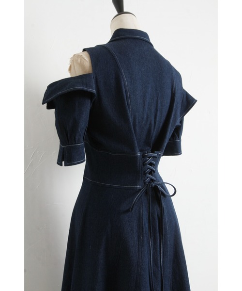 tocco closet(トッコ クローゼット)の「ステッチ入りオープンショルダーバックレースアップデニムシャツワンピース(ワンピース・レディース・インディゴブルー/ブラック・M)」の17枚目の写真