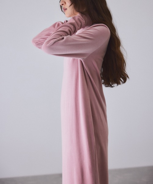 ADAM ET ROPE'（アダムエロペ）の「ベロア BOTANICAL DYED DRESS（ワンピース・レディース・オリーブ/ネイビー/ピンク・2/1）」の4枚目の写真