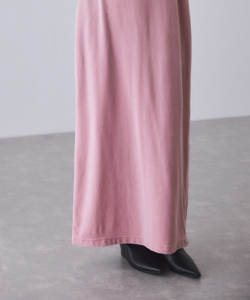 ADAM ET ROPE'（アダムエロペ）の「ベロア BOTANICAL DYED DRESS（ワンピース・レディース・オリーブ/ネイビー/ピンク・2/1）」の5枚目の写真