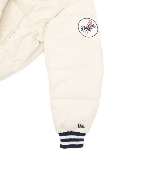 ニューエラ フェザーレス ダウンジャケット 袖ロゴ入り オフ ホワイトアウター Revo.（レボ）の「スタンドカラー フェイクダウンジャケット 中綿