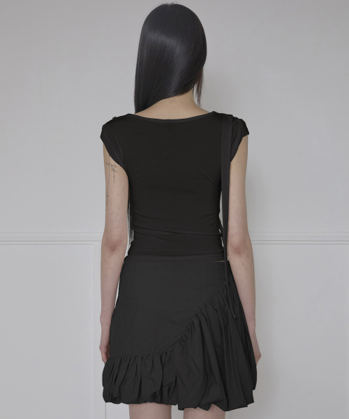 FLAREUP(フレアアップ)の「Asymmetrical Draped Strap Roll-Up T-Shirt (FL-170_Black)(Tシャツ/カットソー・レディース・ブラック・OS)」の21枚目の写真