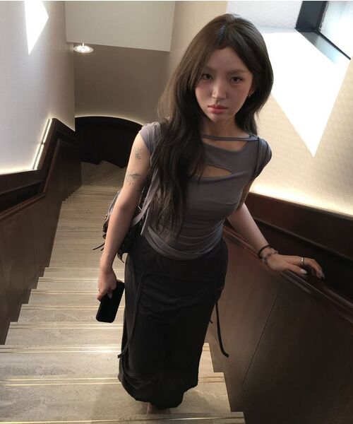 FLAREUP(フレアアップ)の「Asymmetrical Draped Strap Roll-Up T-Shirt (FL-170_Black)(Tシャツ/カットソー・レディース・ブラック・OS)」の12枚目の写真