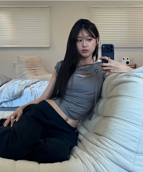 FLAREUP(フレアアップ)の「Asymmetrical Draped Strap Roll-Up T-Shirt (FL-170_Black)(Tシャツ/カットソー・レディース・ブラック・OS)」の6枚目の写真