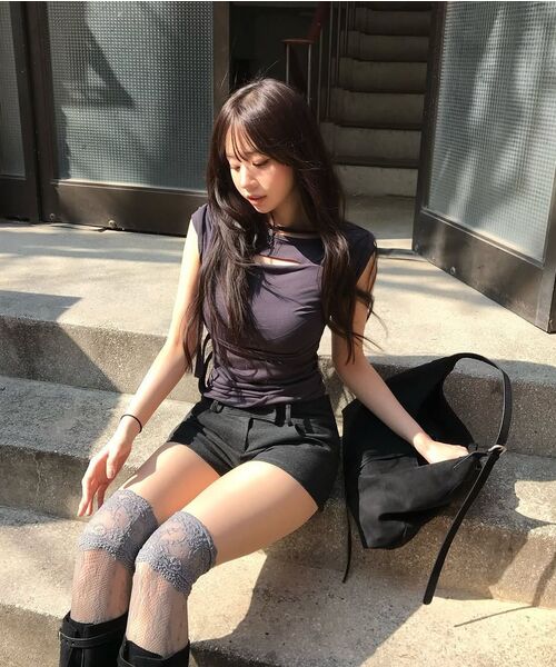 FLAREUP(フレアアップ)の「Asymmetrical Draped Strap Roll-Up T-Shirt (FL-170_Black)(Tシャツ/カットソー・レディース・ブラック・OS)」の3枚目の写真