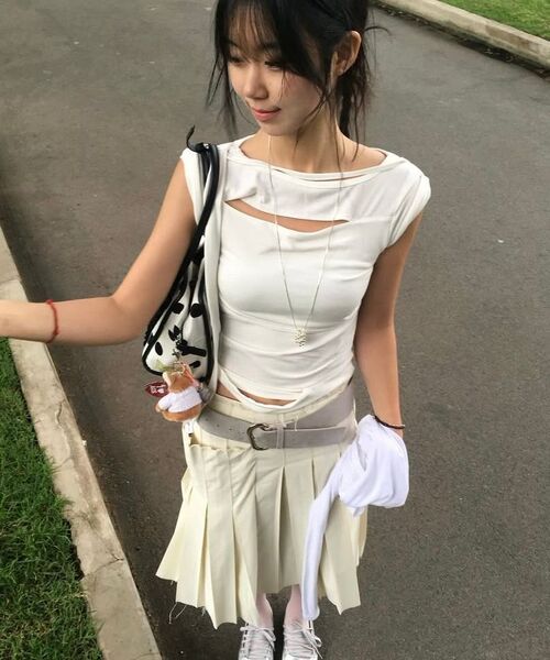 FLAREUP(フレアアップ)の「Asymmetrical Draped Strap Roll-Up T-Shirt (FL-170_Black)(Tシャツ/カットソー・レディース・ブラック・OS)」の14枚目の写真