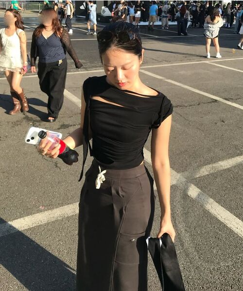 FLAREUP(フレアアップ)の「Asymmetrical Draped Strap Roll-Up T-Shirt (FL-170_Black)(Tシャツ/カットソー・レディース・ブラック・OS)」の17枚目の写真