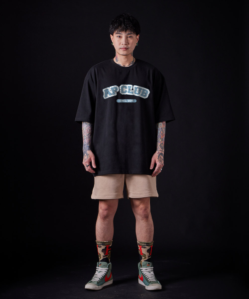 ASTRAL PROJECTION（アストラルプロジェクション）の「[オーバーサイズ]エイピークラブ 13番手 綿 ラウンドネック 半袖Tシャツ_ブラック（Tシャツ/カットソー・メンズ・その他・X-LARGE/LARGE/MEDIUM）」の4枚目の写真