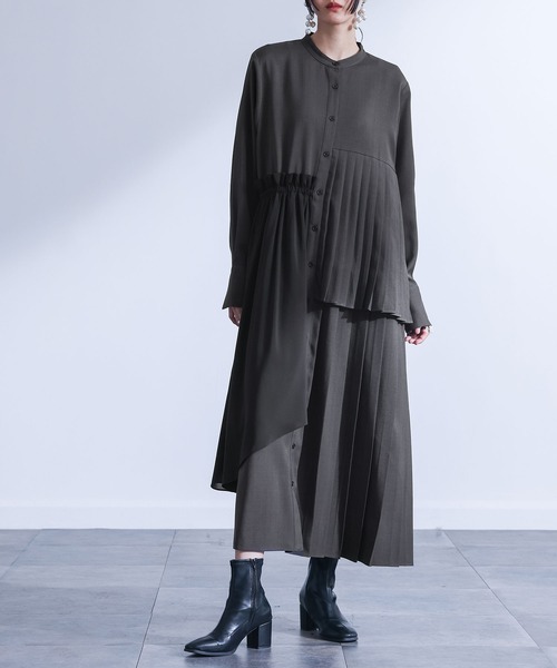 kOhAKU(コハク)の「『異素材アシンメトリープリーツワンピース』(ワンピース・レディース・グレー/ブラック・2/1)」の2枚目の写真