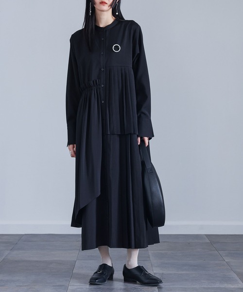 kOhAKU(コハク)の「『異素材アシンメトリープリーツワンピース』(ワンピース・レディース・グレー/ブラック・2/1)」の1枚目の写真