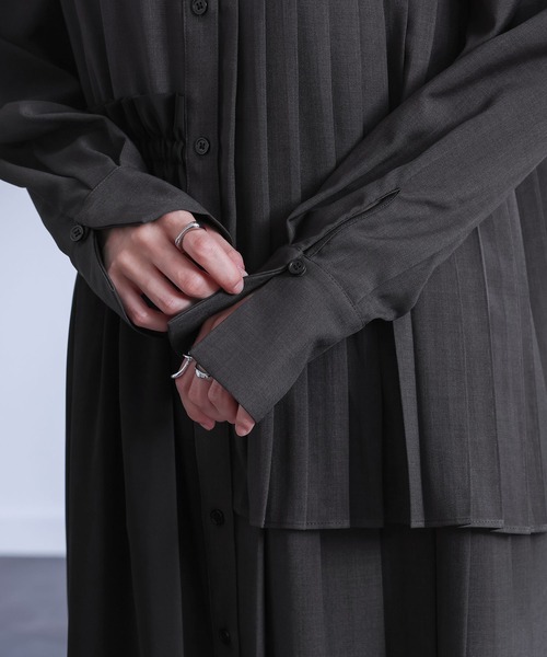 kOhAKU(コハク)の「『異素材アシンメトリープリーツワンピース』(ワンピース・レディース・グレー/ブラック・2/1)」の21枚目の写真