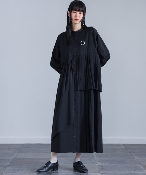 kOhAKU(コハク)の「『異素材アシンメトリープリーツワンピース』(ワンピース・レディース・グレー/ブラック・2/1)」の5枚目の写真