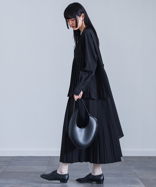 kOhAKU(コハク)の「『異素材アシンメトリープリーツワンピース』(ワンピース・レディース・グレー/ブラック・2/1)」の7枚目の写真