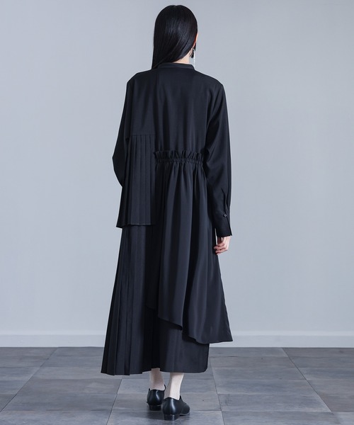 kOhAKU(コハク)の「『異素材アシンメトリープリーツワンピース』(ワンピース・レディース・グレー/ブラック・2/1)」の9枚目の写真