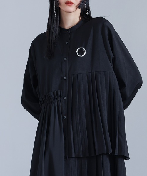 kOhAKU(コハク)の「『異素材アシンメトリープリーツワンピース』(ワンピース・レディース・グレー/ブラック・2/1)」の3枚目の写真