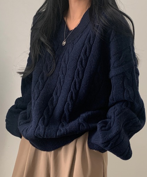 Vネックケーブルニットプルオーバー（ニット/セーター）｜emi+