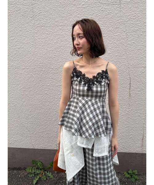LAGUNAMOON(ラグナムーン)の「レースネックペプラムキャミソール 【夏服】【レイヤードトップス】【セットアップ対応】(キャミソール・レディース・ライトブルー/ブラック/その他1・FREE)」の17枚目の写真