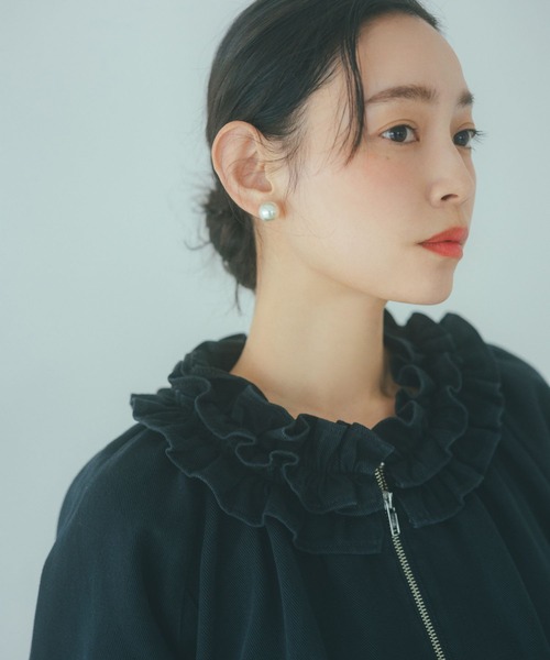 studio CLIP（スタディオクリップ）の「フリルカラー甘織りデニムシャツブルゾン《CLIP denim》（ブルゾン・レディース・ブラック/ブルー・FREE）」の4枚目の写真