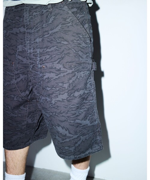 BEAMS(ビームス)の「プリント ダブルニーショーツ【ワイドストレートフィット】(その他パンツ・メンズ・カモフラージュ/レオパード・XL/L/M/S)」の1枚目の写真