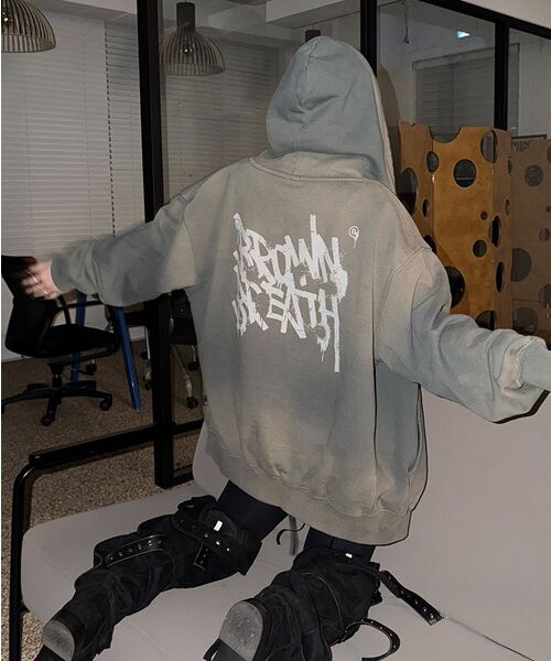 BROWNBREATH(ブラウンブレス)の「SPRAYED TAG HOOD ZIP UP - BLACK(パーカー・レディース・その他・MEDIUM/LARGE/SMALL/X-LARGE)」の2枚目の写真