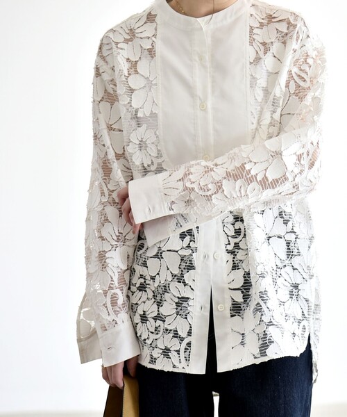 quaranciel(カランシエル)の「quaranciel:〈手洗い可能〉デニム フラワー レース バンドカラー シャツ(シャツ/ブラウス・レディース・オフホワイト/ネイビー・ONE SIZE)」の2枚目の写真