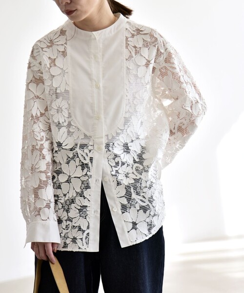 quaranciel(カランシエル)の「quaranciel:〈手洗い可能〉デニム フラワー レース バンドカラー シャツ(シャツ/ブラウス・レディース・オフホワイト/ネイビー・ONE SIZE)」の6枚目の写真