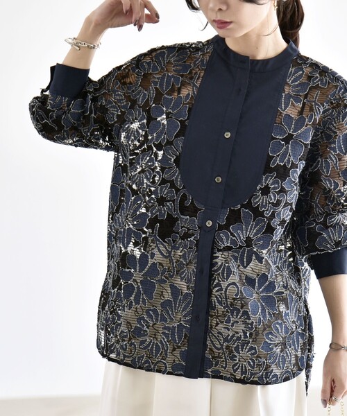 quaranciel(カランシエル)の「quaranciel:〈手洗い可能〉デニム フラワー レース バンドカラー シャツ(シャツ/ブラウス・レディース・オフホワイト/ネイビー・ONE SIZE)」の16枚目の写真