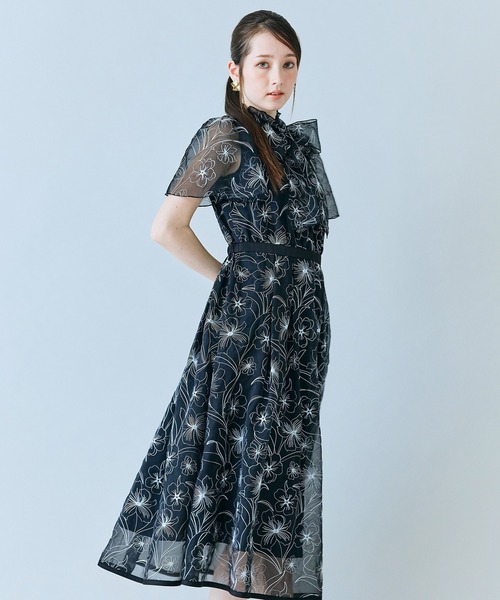 Audie a Muses(オーディアミューズ)の「シアー刺繍バイカラーワンピース(ワンピース・レディース・ブラック/ベージュ・36/38/40/42)」の2枚目の写真