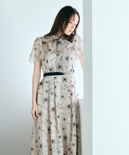 Audie a Muses(オーディアミューズ)の「シアー刺繍バイカラーワンピース(ワンピース・レディース・ブラック/ベージュ・36/38/40/42)」の3枚目の写真