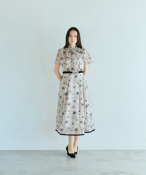Audie a Muses(オーディアミューズ)の「シアー刺繍バイカラーワンピース(ワンピース・レディース・ブラック/ベージュ・36/38/40/42)」の5枚目の写真