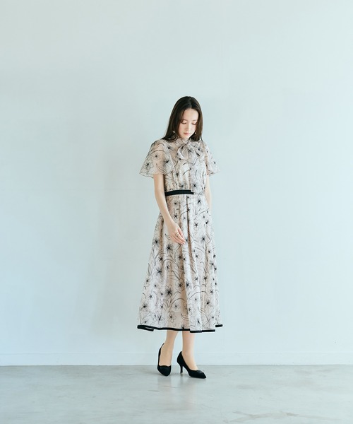 Audie a Muses(オーディアミューズ)の「シアー刺繍バイカラーワンピース(ワンピース・レディース・ブラック/ベージュ・36/38/40/42)」の6枚目の写真