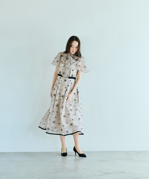 Audie a Muses(オーディアミューズ)の「シアー刺繍バイカラーワンピース(ワンピース・レディース・ブラック/ベージュ・36/38/40/42)」の7枚目の写真