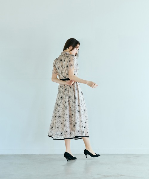 Audie a Muses(オーディアミューズ)の「シアー刺繍バイカラーワンピース(ワンピース・レディース・ブラック/ベージュ・36/38/40/42)」の8枚目の写真