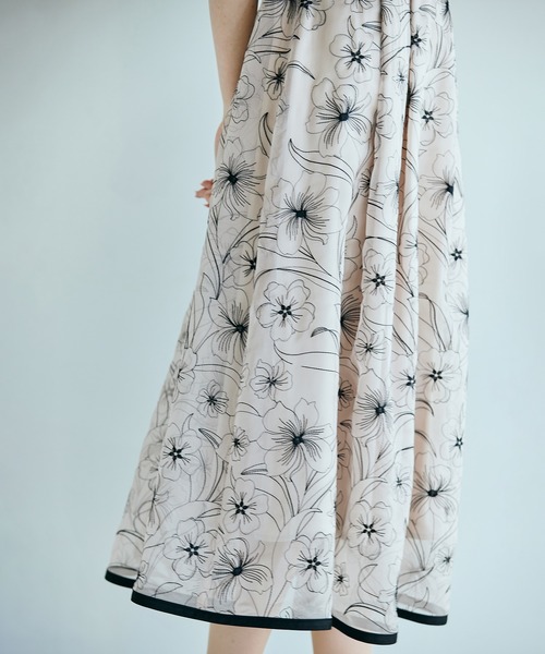 Audie a Muses(オーディアミューズ)の「シアー刺繍バイカラーワンピース(ワンピース・レディース・ブラック/ベージュ・36/38/40/42)」の15枚目の写真