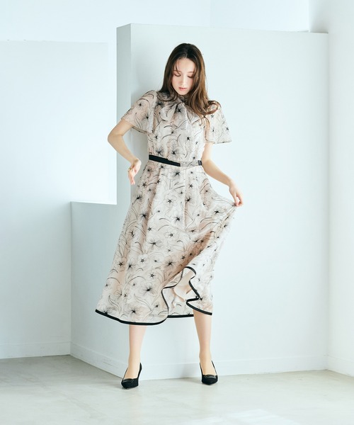 Audie a Muses(オーディアミューズ)の「シアー刺繍バイカラーワンピース(ワンピース・レディース・ブラック/ベージュ・36/38/40/42)」の19枚目の写真