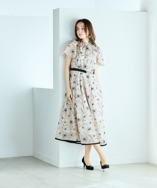 Audie a Muses(オーディアミューズ)の「シアー刺繍バイカラーワンピース(ワンピース・レディース・ブラック/ベージュ・36/38/40/42)」の20枚目の写真