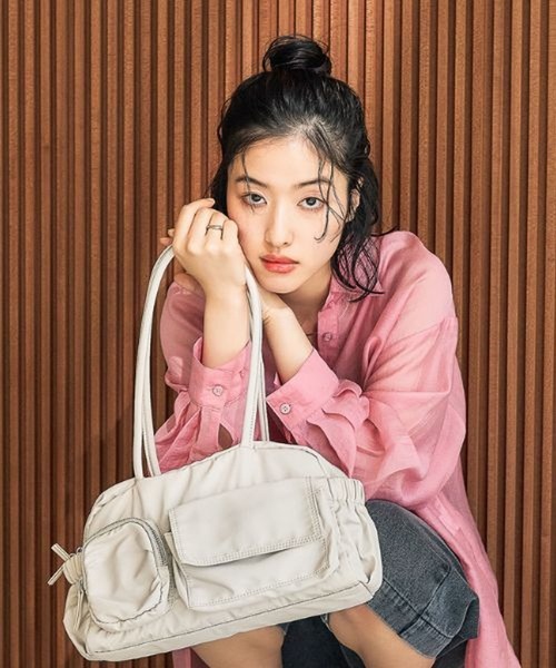 LEPSIM（レプシィム）の「撥水ポケットボストン　643377（ボストンバッグ・レディース・チャコールグレー/ブラック/アイボリー・ONE SIZE）」の2枚目の写真