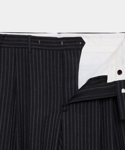 markaware(マーカウェア)の「【marka】2/72ウールトロピカルワッシャー / ツータックバギートラウザーズ / TWO TUCK BAGGY TROUSERS(スラックス・メンズ・ブラック/グレー・1/2)」の3枚目の写真