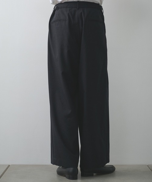 markaware(マーカウェア)の「【marka】2/72ウールトロピカルワッシャー / ツータックバギートラウザーズ / TWO TUCK BAGGY TROUSERS(スラックス・メンズ・ブラック/グレー・1/2)」の12枚目の写真
