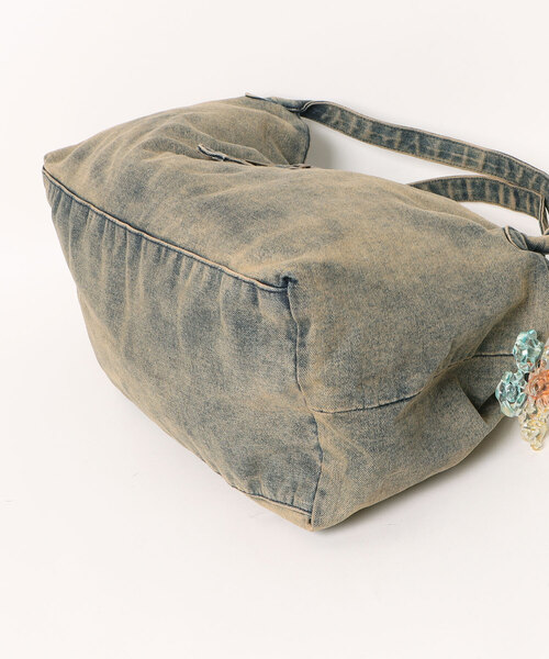 Desigual（デシグアル）の「カーキウォッシュドデニム フラワーチャームバッグ（ショルダーバッグ・レディース・グリーン・FREE）」の2枚目の写真