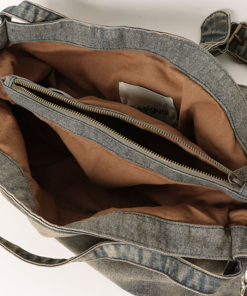 Desigual（デシグアル）の「カーキウォッシュドデニム フラワーチャームバッグ（ショルダーバッグ・レディース・グリーン・FREE）」の3枚目の写真